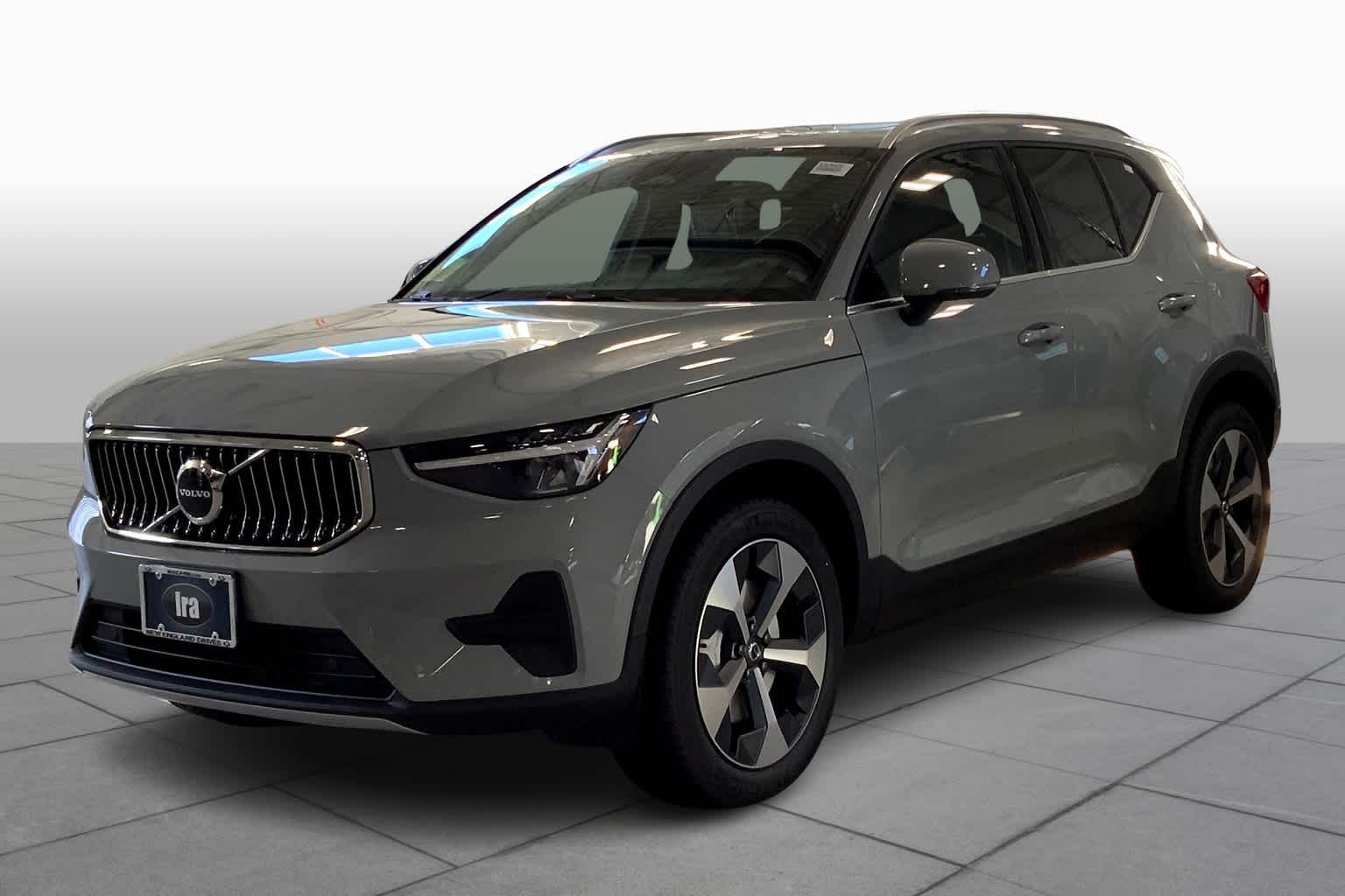 2025 Volvo XC40 Core's photo