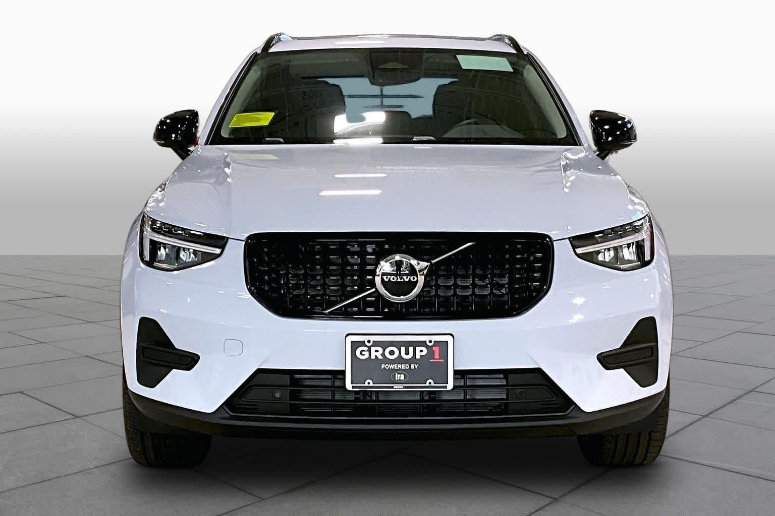 New 2026 Volvo XC40 B5 Core SUV