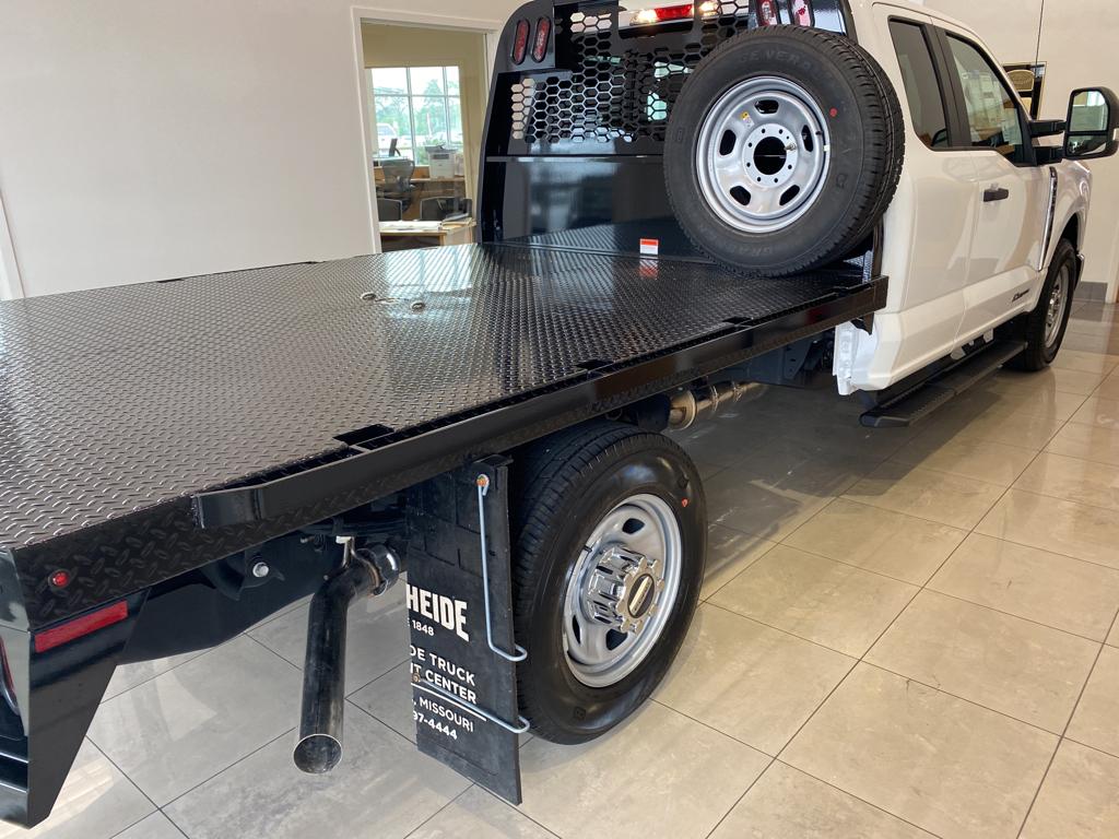 2023 Ford F-350 Super Duty Chassis Cab XL - Photo 10