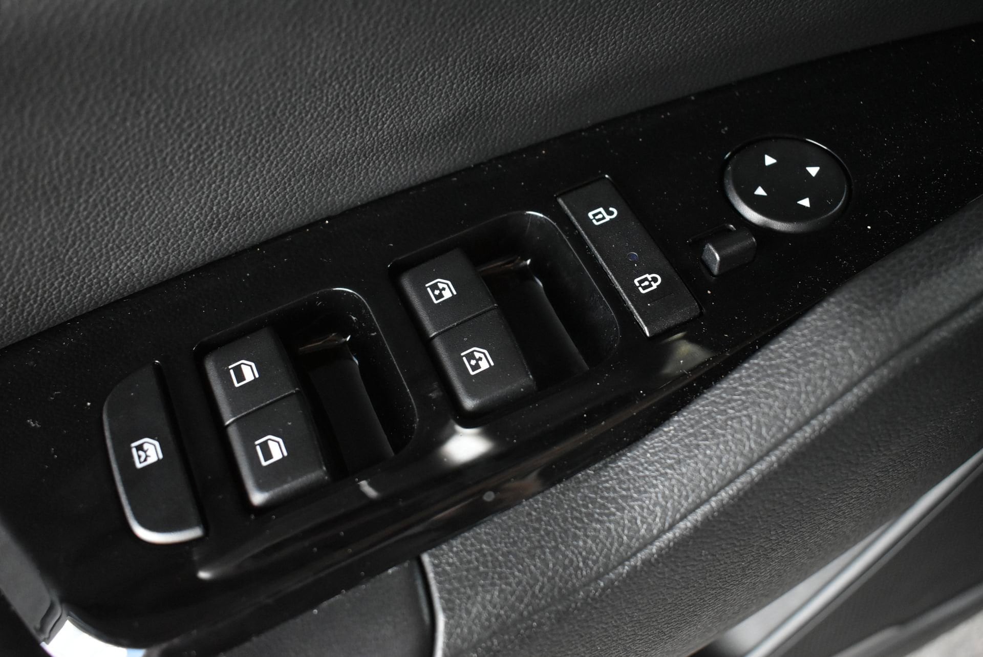 2023 Kia Sportage EX - Photo 13