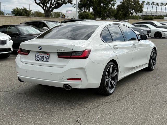2023 BMW 330i photo 3