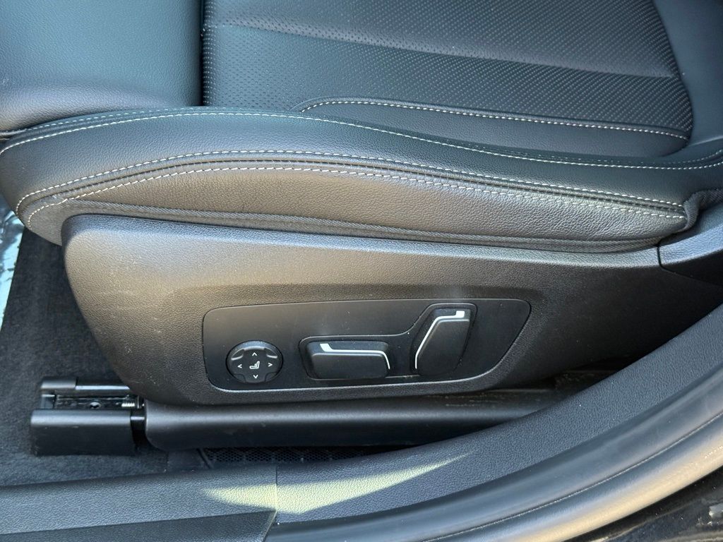 2025 BMW 3 Series 330i - Photo 20