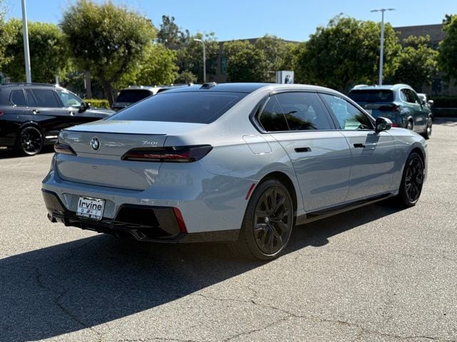 2023 BMW 740i photo 3