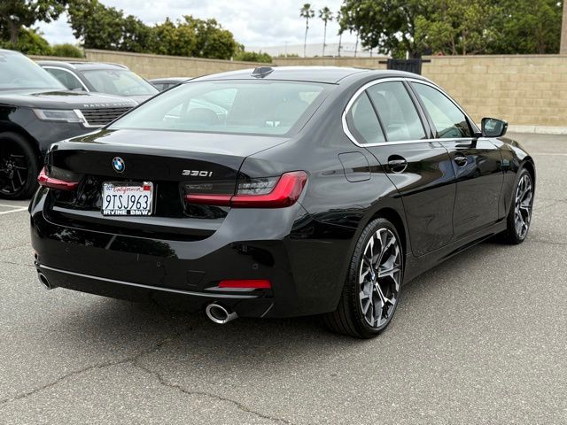 2025 BMW 330i photo 3