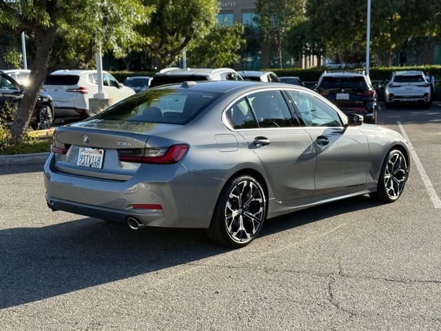 2025 BMW 330i photo 3