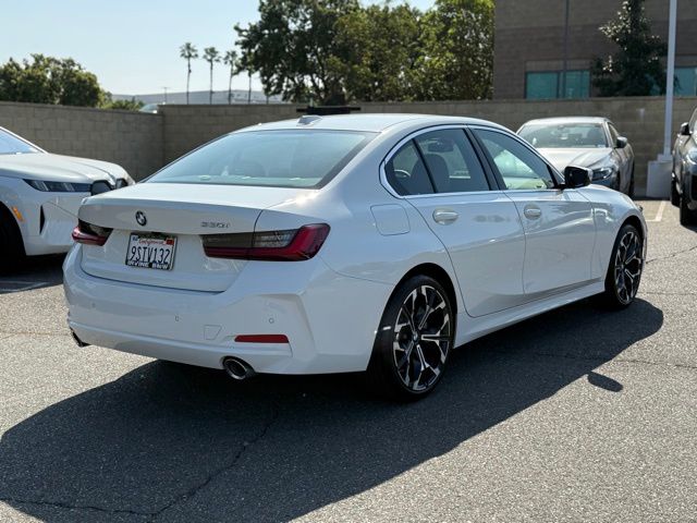 2025 BMW 330i photo 3