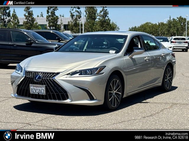 2022 Lexus ES 300h 300h's photo