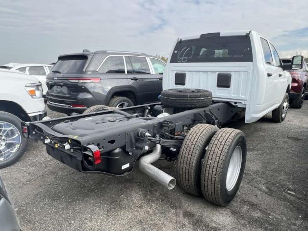 New 2023 Ram 3500 Chassis Cab 3500 TRADESMAN CREW CAB CHASSIS 4X4 60' CA Pickup