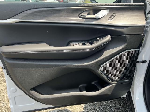 2025 Jeep Grand Cherokee Limited photo 3