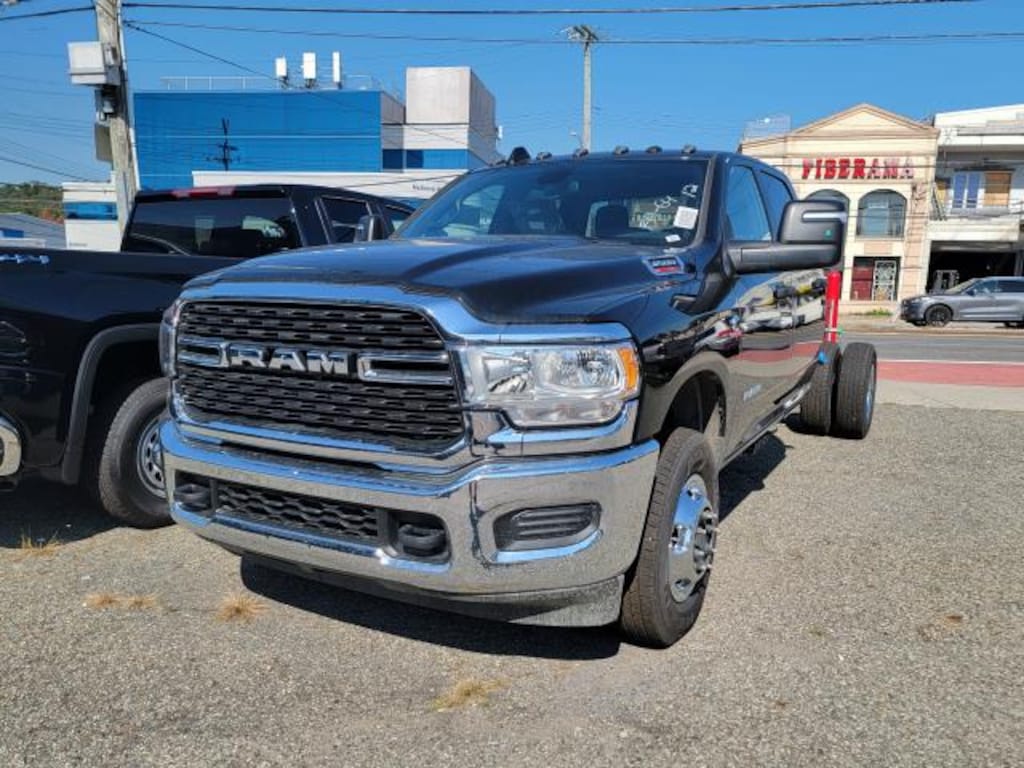 New 2023 Ram 3500 Chassis Cab 3500 SLT CREW CAB CHASSIS 4X4 60' CA Pickup