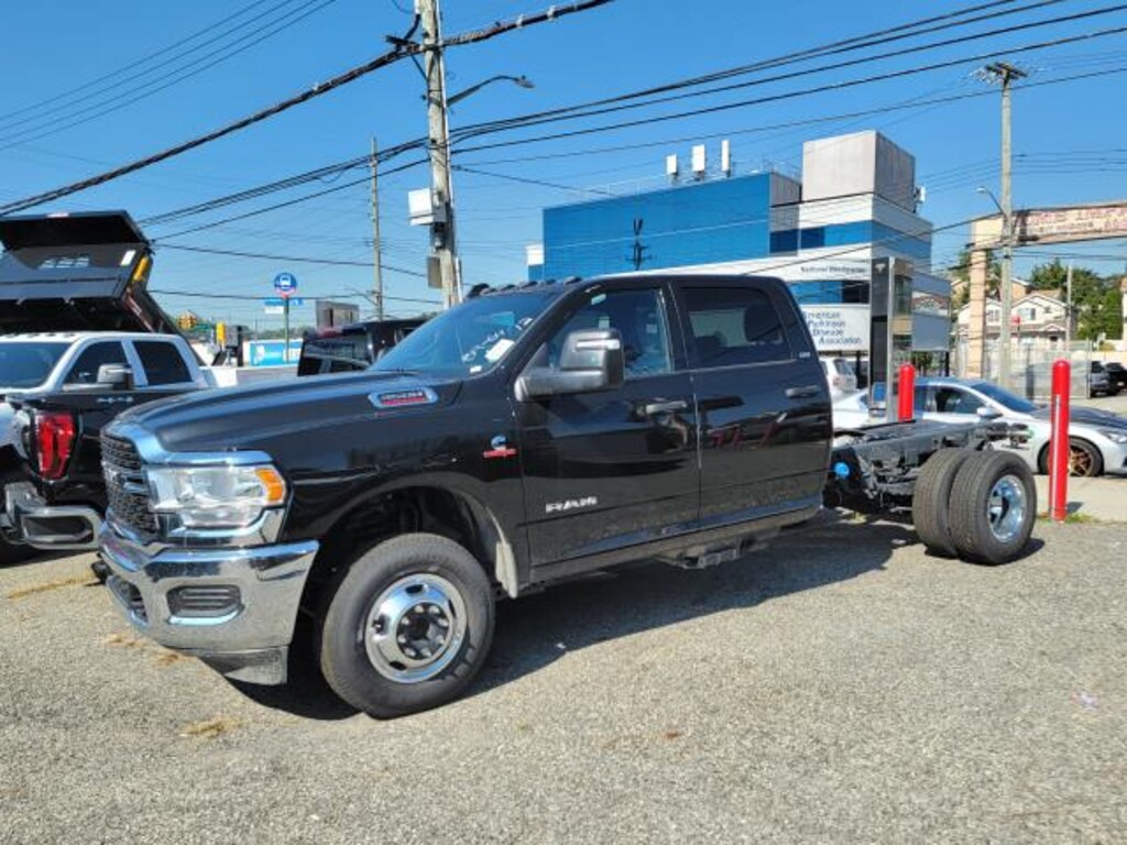 New 2023 Ram 3500 Chassis Cab 3500 SLT CREW CAB CHASSIS 4X4 60' CA Pickup