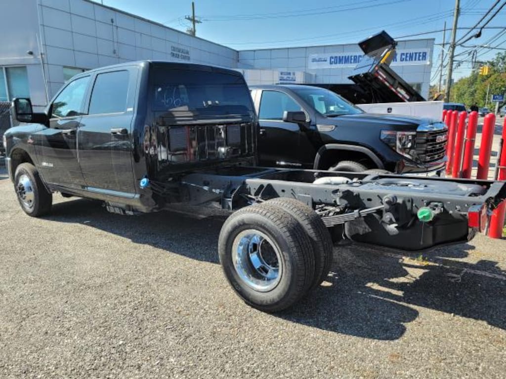 New 2023 Ram 3500 Chassis Cab 3500 SLT CREW CAB CHASSIS 4X4 60' CA Pickup