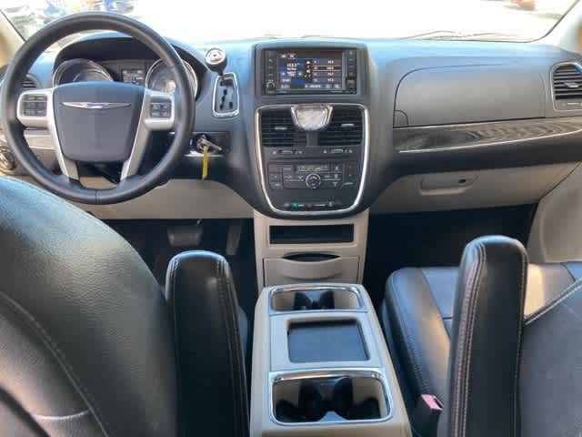 Thumbnail: 2016 Chrysler Town & Country - 10