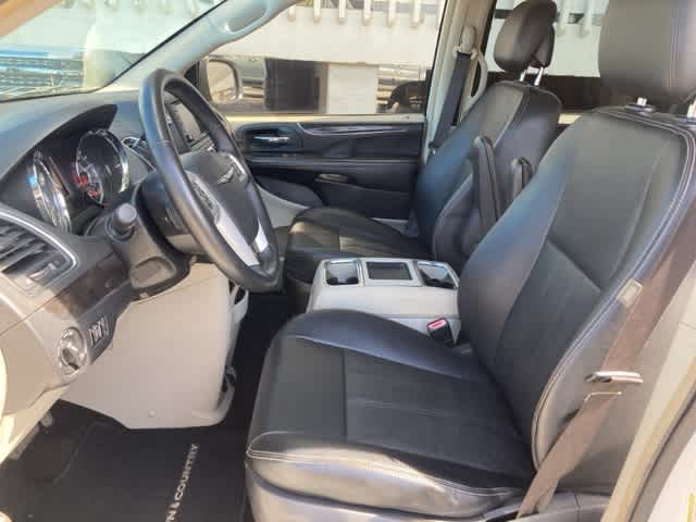 Thumbnail: 2016 Chrysler Town & Country - 11