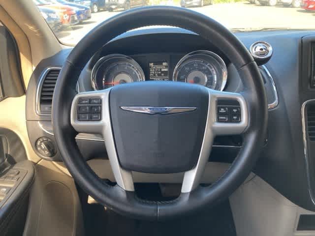 Thumbnail: 2016 Chrysler Town & Country - 15