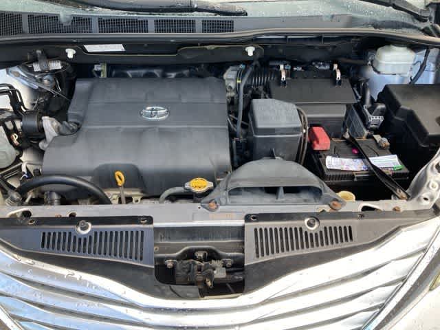 Thumbnail: 2012 Toyota Sienna - 9