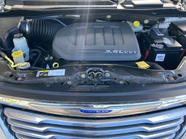 Thumbnail: 2016 Chrysler Town & Country - 9