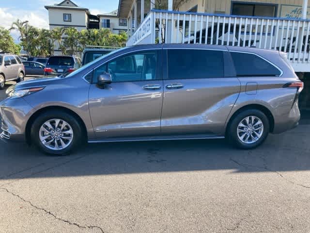 2021 Toyota Sienna XLE photo 3