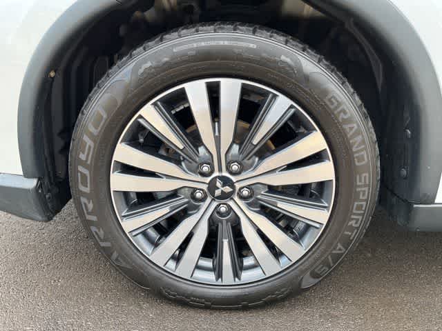 Thumbnail: 2019 Mitsubishi Outlander - 8