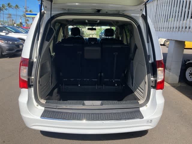 Thumbnail: 2016 Chrysler Town & Country - 19