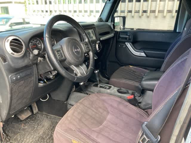 2014 Jeep Wrangler Unlimited Rubicon photo 2