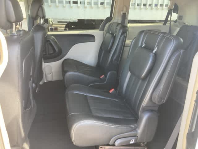 Thumbnail: 2016 Chrysler Town & Country - 13