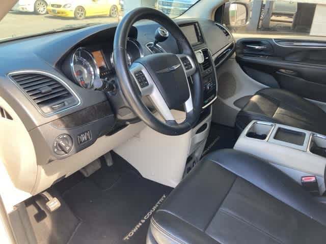 Thumbnail: 2016 Chrysler Town & Country - 2