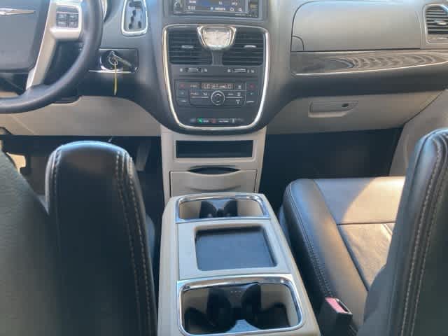 Thumbnail: 2016 Chrysler Town & Country - 17