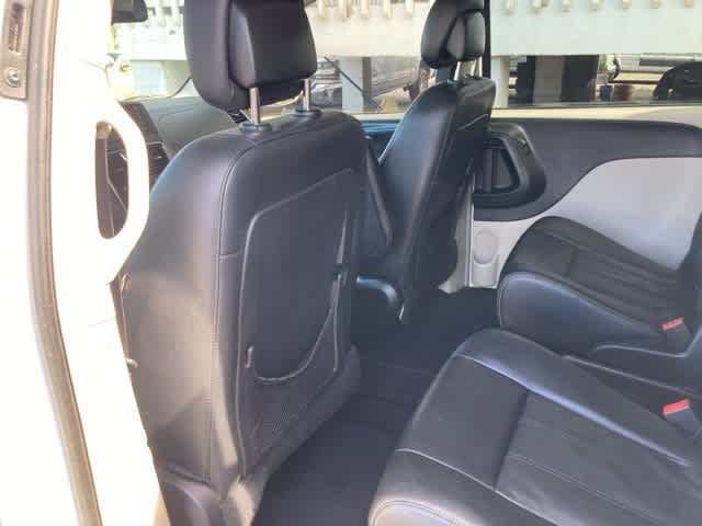 Thumbnail: 2016 Chrysler Town & Country - 12