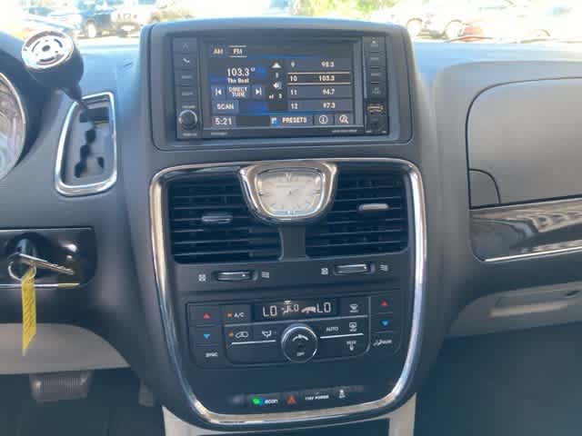 Thumbnail: 2016 Chrysler Town & Country - 16