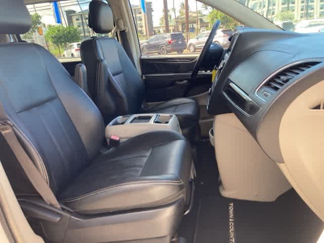 Thumbnail: 2016 Chrysler Town & Country - 14