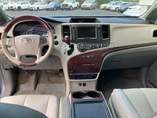 Thumbnail: 2012 Toyota Sienna - 10