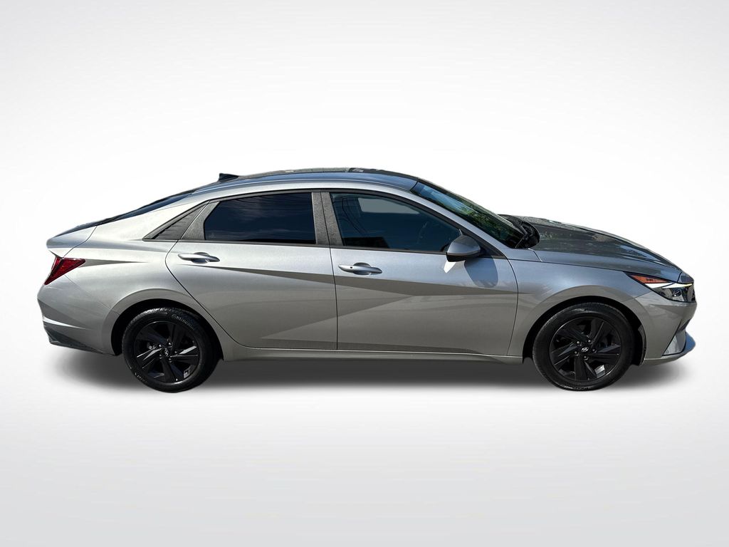 2022 Hyundai Elantra SEL - Photo 11