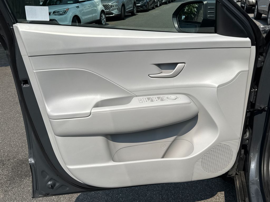 2024 Hyundai Kona SE - Photo 14