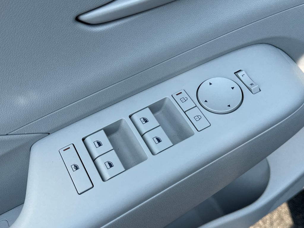 2024 Hyundai Kona SE - Photo 15