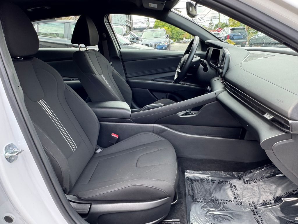 2025 Hyundai Elantra SEL - Photo 36