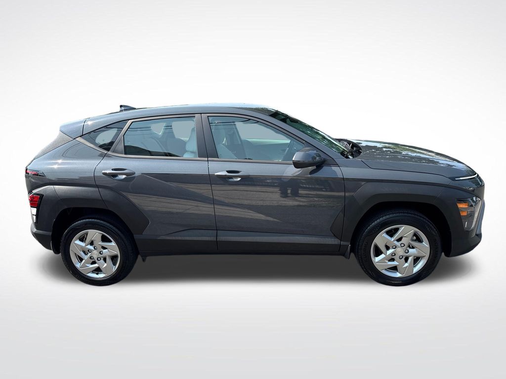 2024 Hyundai Kona SE - Photo 11