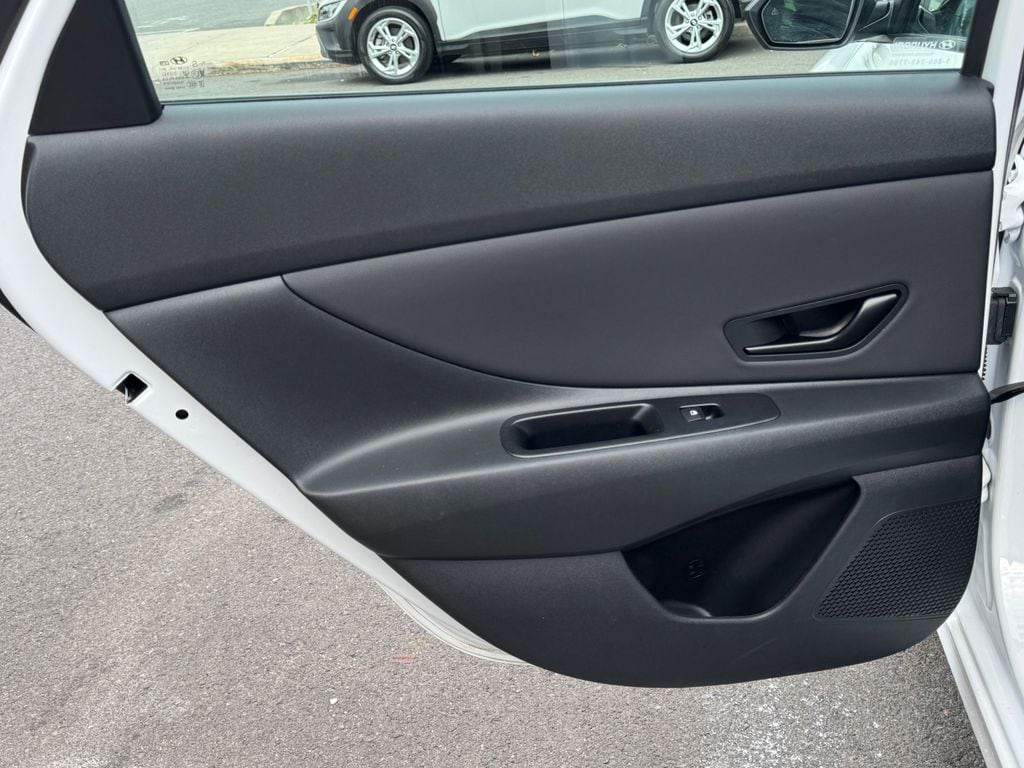 2025 Hyundai Elantra SEL - Photo 30