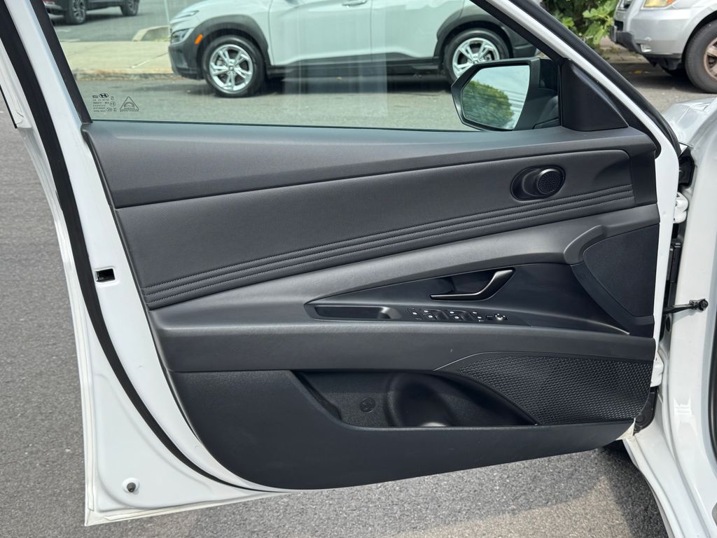 2025 Hyundai Elantra SEL - Photo 14