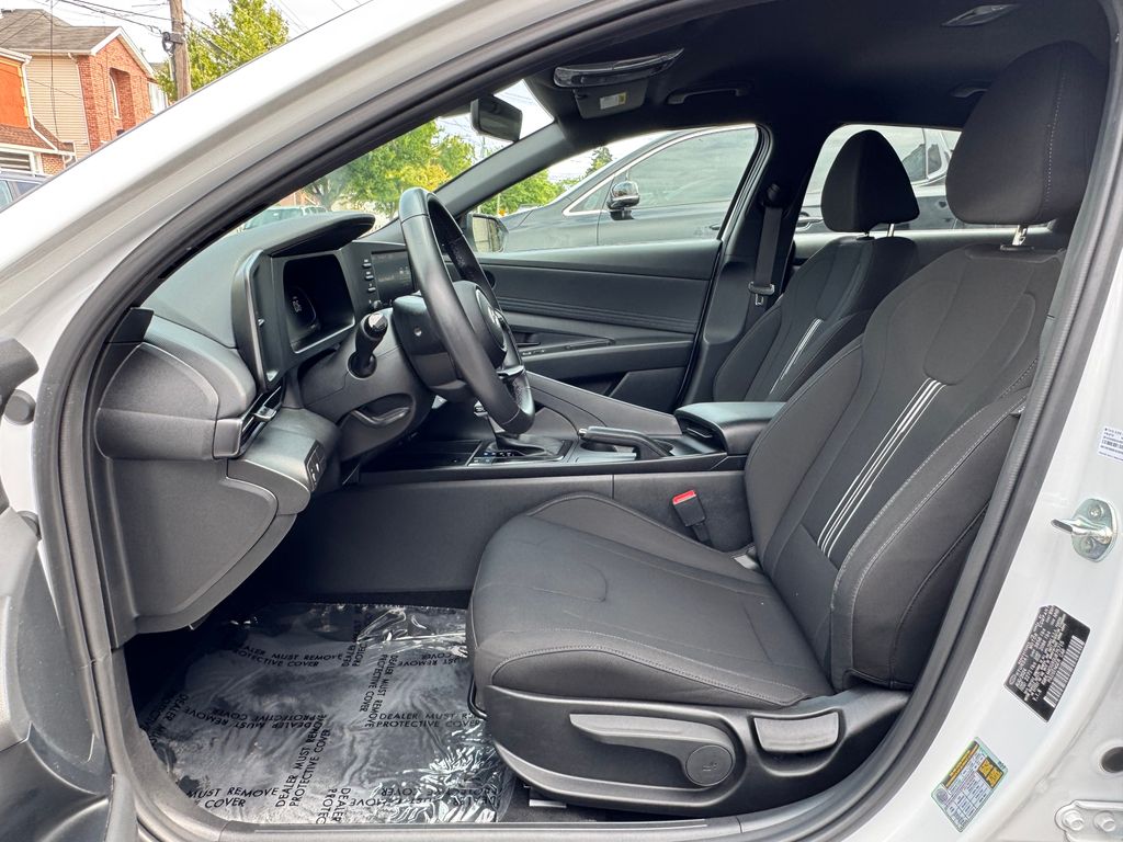 2025 Hyundai Elantra SEL - Photo 16