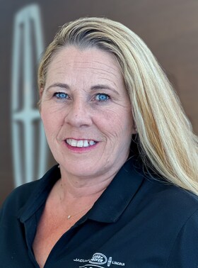 Staff member Beth Lee from ID_5a7e01