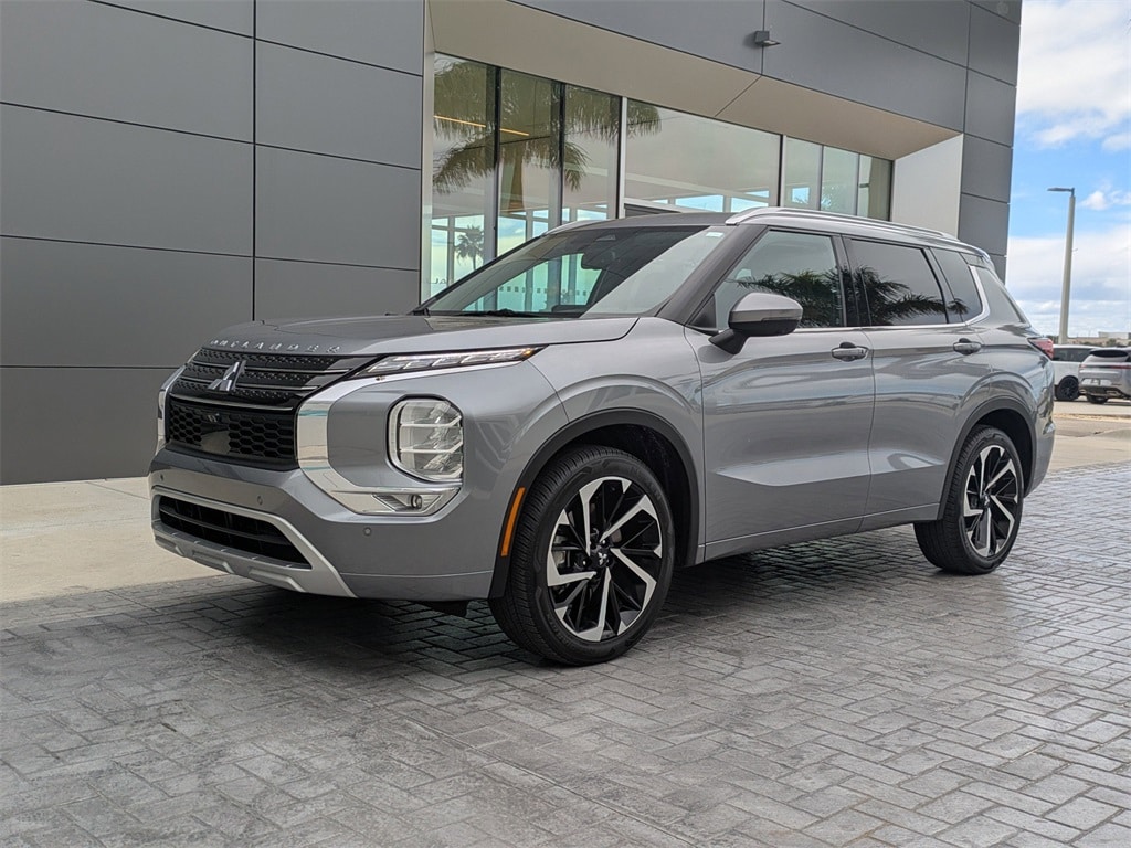 2024 Mitsubishi Outlander SEL's photo