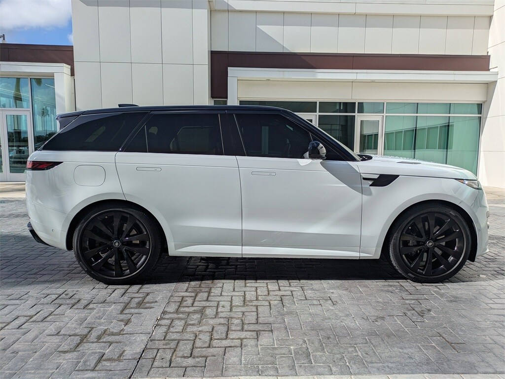 2025 Land Rover Range Rover Sport SE photo 3