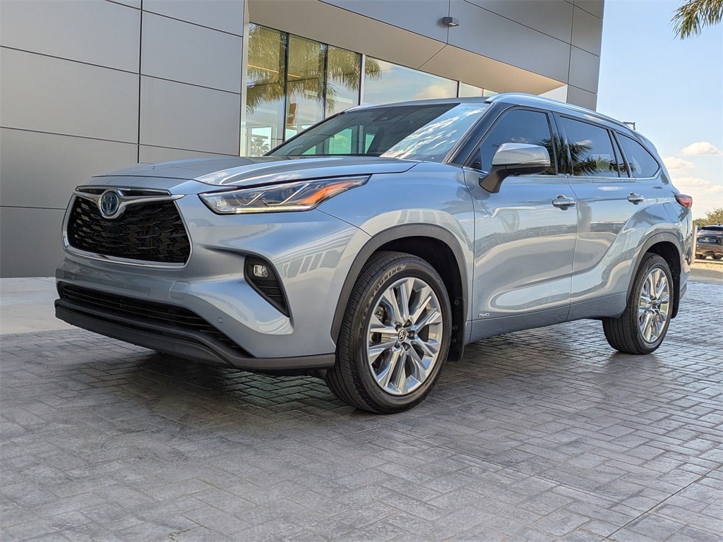2023 Toyota Highlander Limited's photo