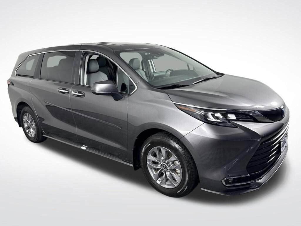 2024 Toyota Sienna XLE photo 2