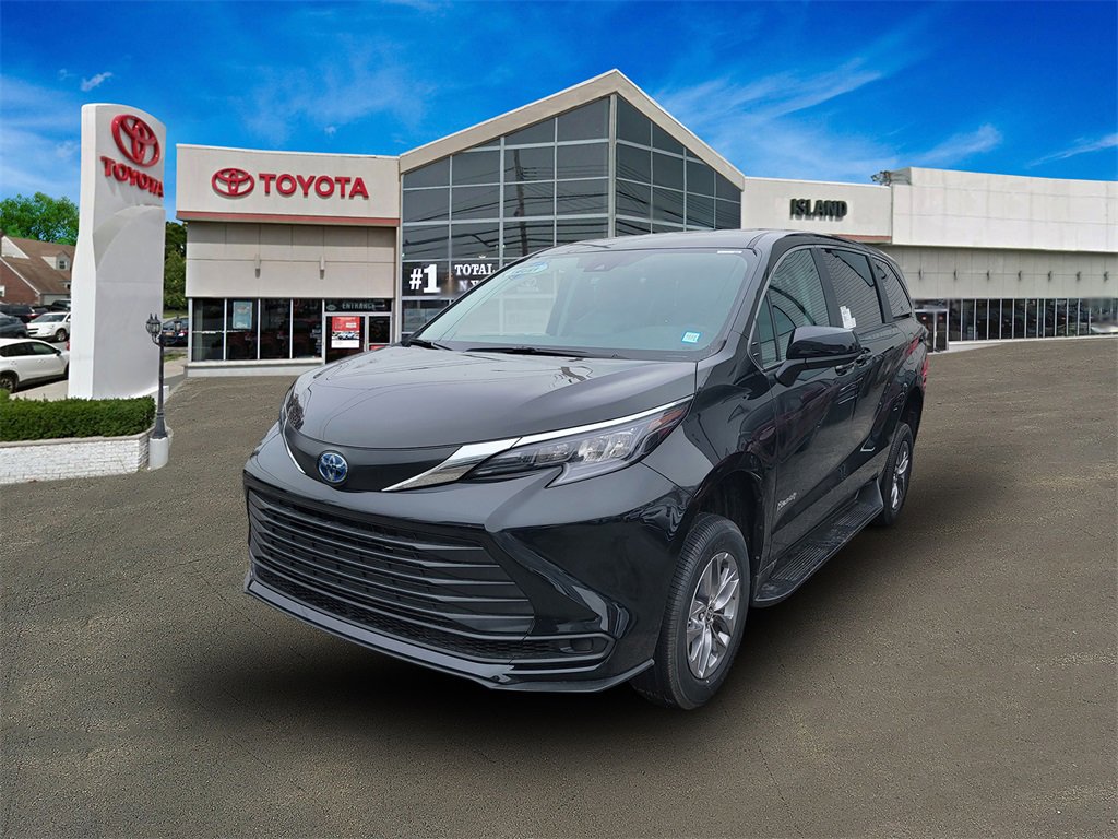 Used 2024 Toyota Sienna LE with VIN 5TDKRKEC6RS185307 for sale in Staten Island, NY