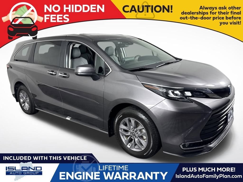 2024 Toyota Sienna XLE's photo