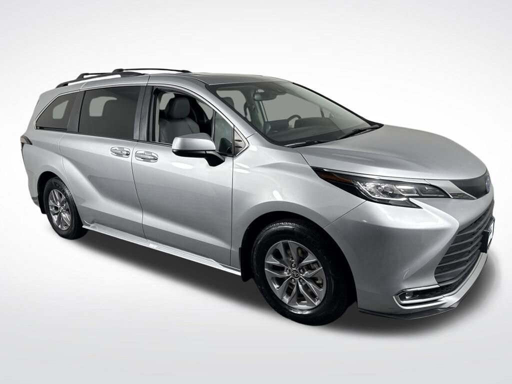 2022 Toyota Sienna XLE photo 2