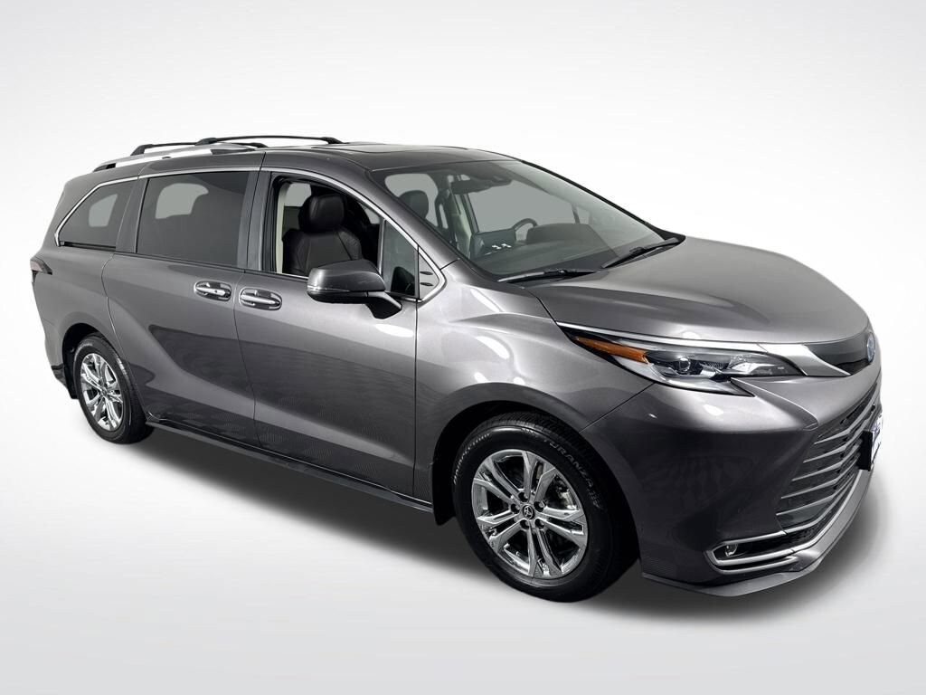 2023 Toyota Sienna Platinum photo 2