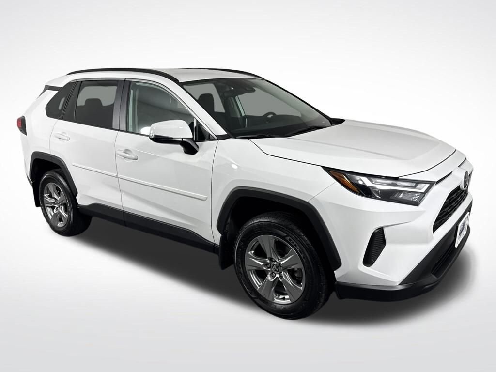 2023 Toyota RAV4 XLE photo 2